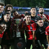El emotivo gesto de Esteban Pavez con Diego Plaza y el trofeo que gana Colo Colo en Uruguay