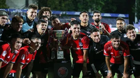 El emotivo gesto de Pavez con Plaza y el trofeo que gana Colo Colo.