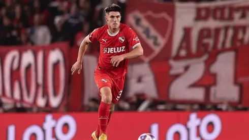 Aseguran que Colo Colo se interesa en defensor central de Independiente de Avellaneda.