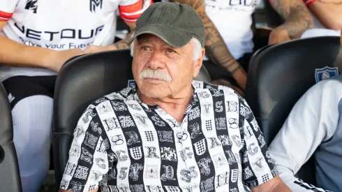 Carlos Caszely volvió a asistir al partido del CSD Colo Colo.