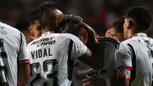 Arturo Vidal celebra la continuidad de Carlos Palacios en Colo Colo.
