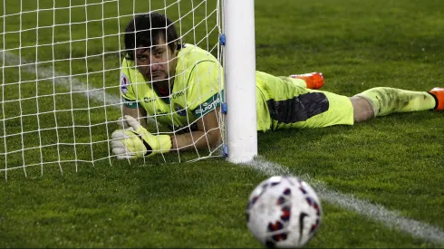 Nico Peric sufre con tridente colocolino en su despedida del fútbol.