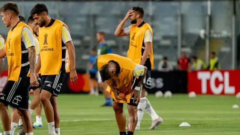 Vidal sale lesionado y preocupa al Colo Colo de Almirón.