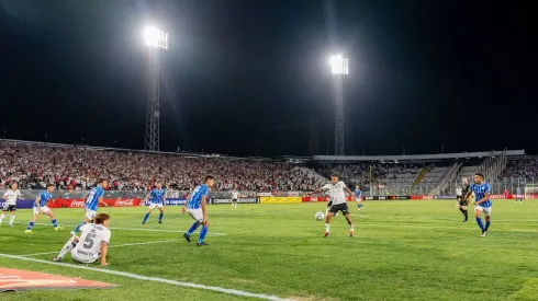 El preocupante estado de la cancha del Estadio Monumental en el Colo Colo vs Godoy Cruz.
