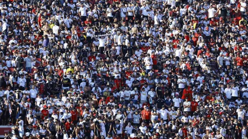 Hinchas sancionados en la Supercopa pueden ir al clásico en el Monumental.