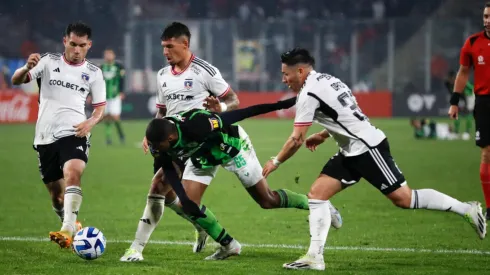 Hinchas de Colo Colo ayudan a Jorge Almirón para enfrentar a Sportivo Trinidense.