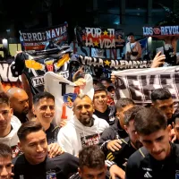 Plantel de Colo Colo recibe el aliento de sus hinchas en Río previo al duelo con Fluminense