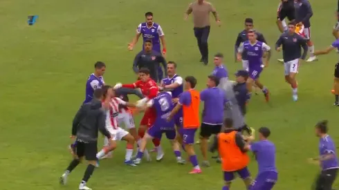 Rivero dedicado a separar la pelea en partido del fútbol uruguayo.