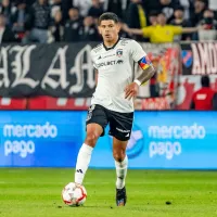 Esteban Pavez celebra el regreso de Aníbal Mosa en Colo Colo con un sutil palito a Stöhwing