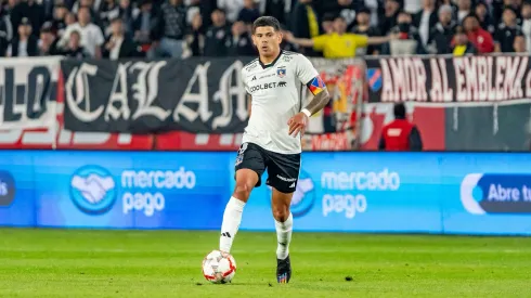 Esteban Pavez celebra a Aníbal Mosa en Colo Colo.