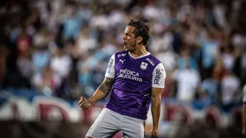 Octavio Rivero la rompe en Uruguay y pelea por el título de goleador