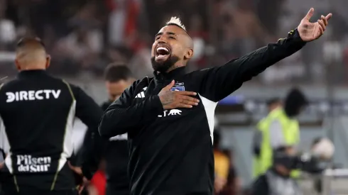 Arturo Vidal causa furor en la llegada de Colo Colo a Lima.