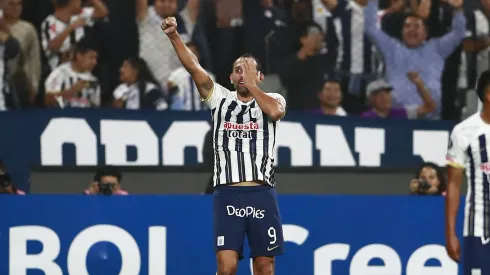 Alianza Lima aprovecha un error garrafal de Colo Colo para marcar la apertura de la cuenta.