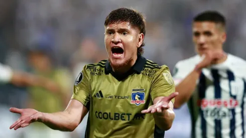 Leonardo Gil sale en defensa de Jorge Almirón en Colo Colo.