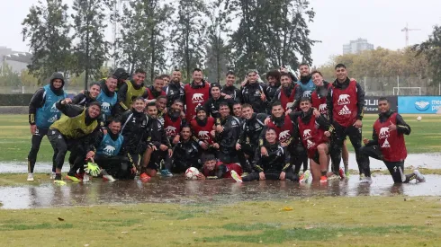 El divertido momento de los jugadores de Colo Colo con la lluvia.