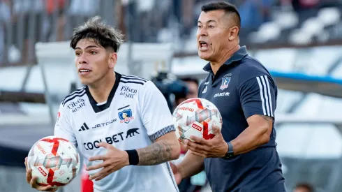 Carlos Palacios recibe tarea de Jorge Almirón.