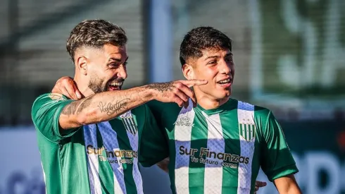 Milton Giménez anota un golazo mientras Colo Colo sigue atento sus pasos.