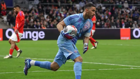 Formador de Claudio Bravo no descarta su fichaje en Universidad Católica.