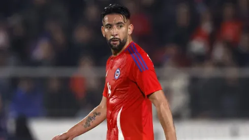 En Colo Colo se refieren a una posible llegada de Mauricio Isla.