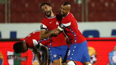 Arturo Vidal la tira al córner ante posible llegada de Mauricio Isla a Colo Colo.