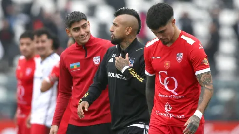 Arturo Vidal fue el centro de las miradas de los jugadores de Colegio Quillón tras el encuentro por la Copa Chile en el Estadio Monumental.