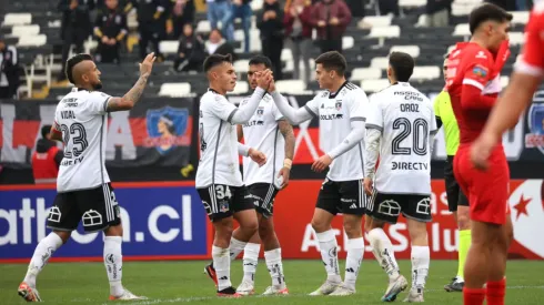Colo Colo se enfrenta a Universitario de Perú en partido amistoso.