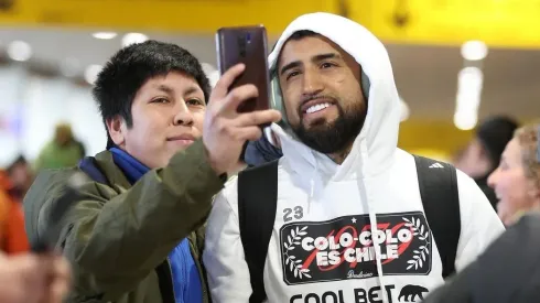 Arturo Vidal no puede más de felicidad por el cariño de los hinchas en Puerto Montt.