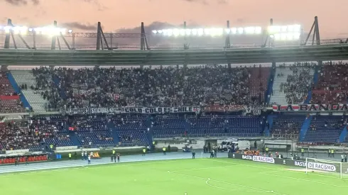 En Colombia se rinden ante la hinchada de Colo Colo.
