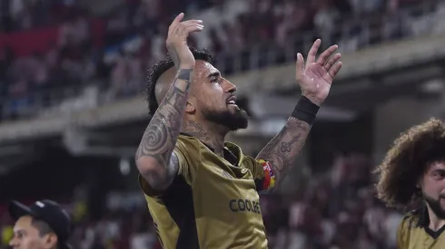 Arturo Vidal no se achica y enciende el Colo Colo vs River.