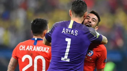 Gabriel Arias junto al colocolino Mauricio Isla. El arquero de Racing Club vuelve a tener su oportunidad en La Roja.