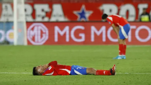 Hinchas de Colo Colo quedan abatidos por lesión de Vicente Pizarro y cargan contra la Roja.