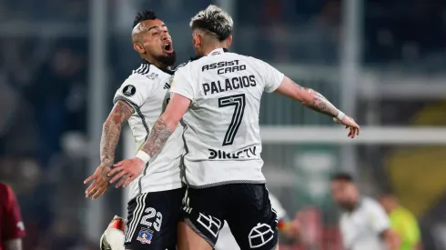 Carlos Palacios y Arturo Vidal festejan el gol de Colo Colo ante River en el juego de ida de los cuartos de final de la Copa Libertadores 2024.