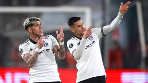 Carlos Palacios y Lucas Cepeda festejan el gol de Colo Colo en la ida de los cuartos de final ante River.
