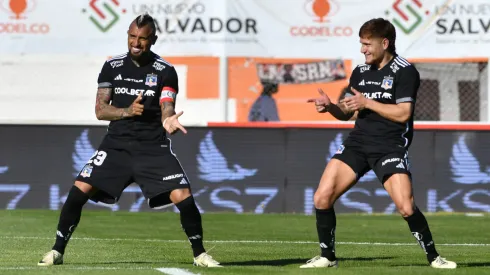 Arturo Vidal festeja junto a Leonardo Gil su gol en el empate 2-2 ante Cobresal por la fecha 11 del Campeonato Nacional 2024.