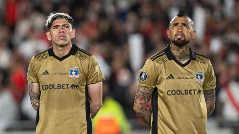 Arturo Vidal y Carlos Palacios con la camiseta de Colo Colo