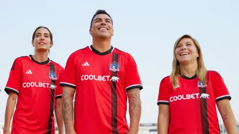 La camiseta roja que utilizó Colo Colo en 2023.