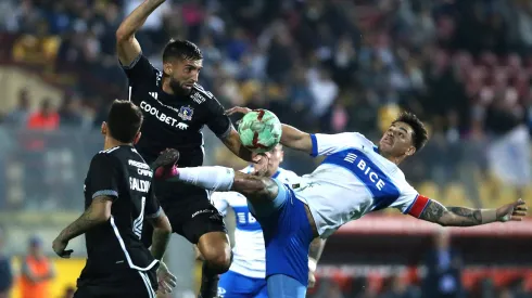Emiliano Amor y Fernando Zampedri disputan el balón en el anterior Clásico Moderno.