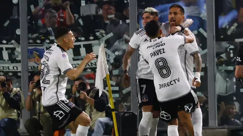Los jugadores de Colo Colo festejan el gol de Javier Correa en la victoria por 2-0 ante Cobresal.