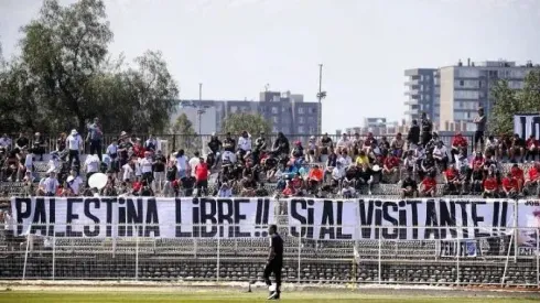 El lienzo que colgaron hinchas de Colo Colo durante el partido ante Palestino, en La Cisterna, en 2023.