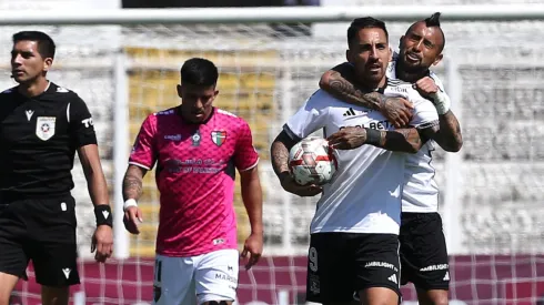 Con dedicación a la U: la celebración en el camarín de Colo Colo tras nueva victoria.