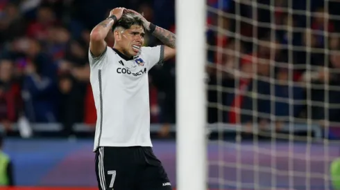 Alarma en Colo Colo: Carlos Palacios sufre lesión y es trasladado a recinto asistencial.