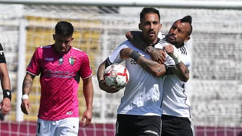Javier Correa y Arturo Vidal festejan el gol del argentino en la victoria ante Palestino.