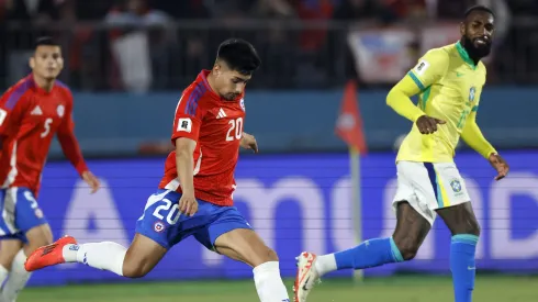 Alarcón sufre lesión en Argentina y enciende las alarmas en la Roja.