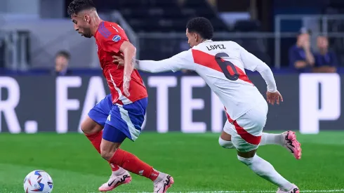 Mauricio Isla disputa la pelota en el empate sin goles ante Perú por la Copa América 2024.