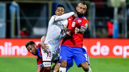 Arturo Vidal y Mauricio Isla disputan la pelota con Richard Celis.