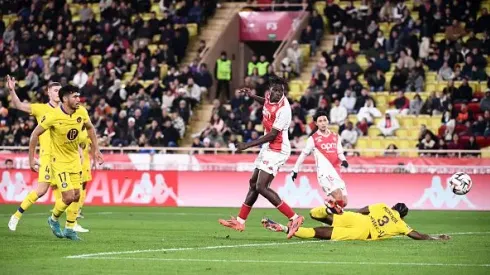 Suazo realiza gran gesto con hincha de Colo Colo en partido del Toulouse.