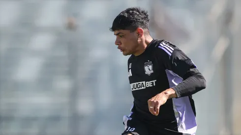 Aquino se roba la mirada con un golazo de tiro libre en entrenamiento.
