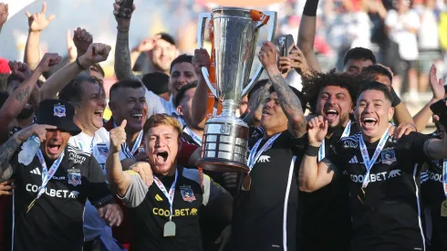 Los jugadores de Colo Colo festejan el título en el Campeonato Nacional 2024.