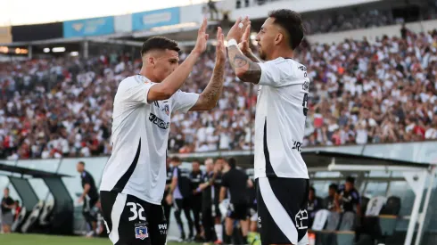 Javier Correa festeja junto a Lucas Cepeda uno de sus tres goles en la victoria por 4-0 de Colo Colo ante Unión San Felipe.