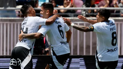 Los jugadores de Colo Colo festejan uno de sus goles en la victoria por 3-1 ante Deportes La Serena.